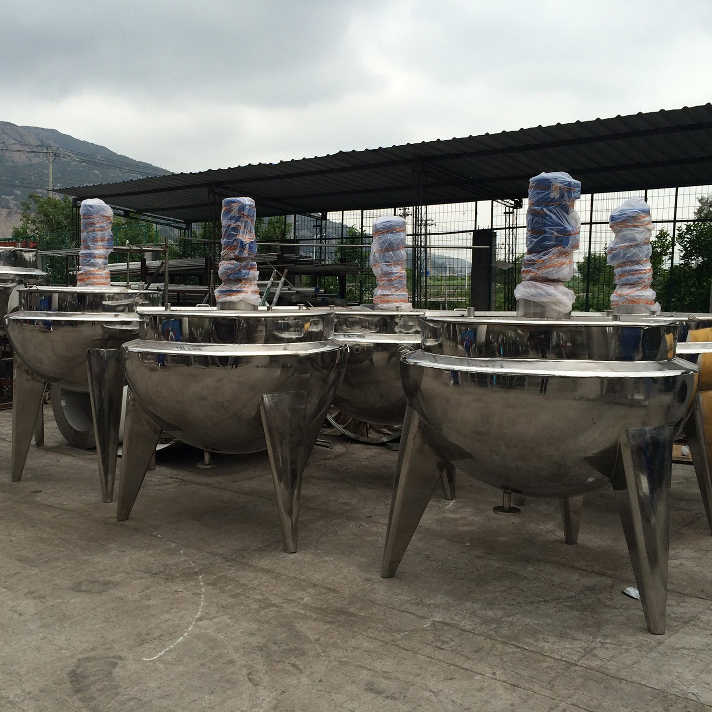 https://www.kdmsteel.com/wp-content/uploads/2020/02/c-Stainless-Steel-Electric-Steam-Heating-Jacketed-Kettle-Tilting.jpg